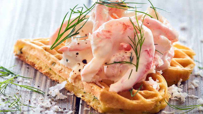 Et vaffelhjerte med rekesalat
