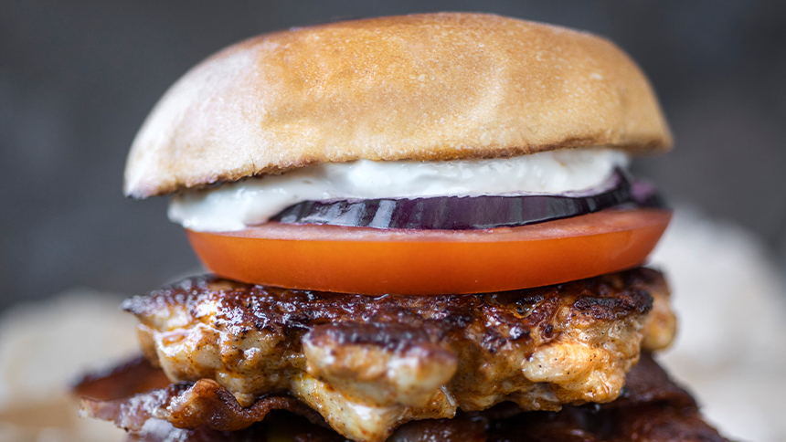 En ferdigstekt hamburger med brød
