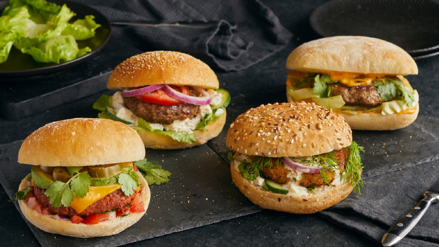 Fire hamburgerbrød med tilbehør