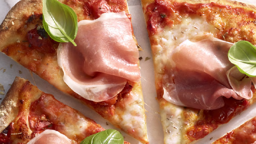To pizza-stykker med skinke
