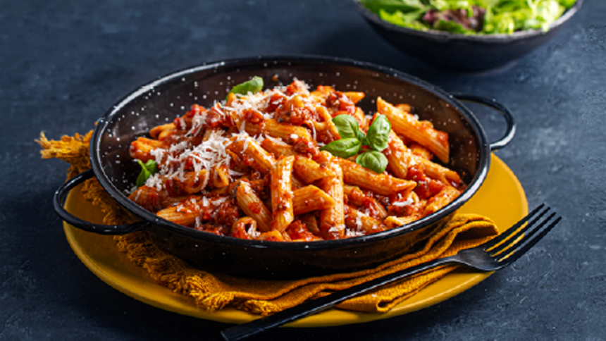 en middagstallerken med pasta og tomatsaus