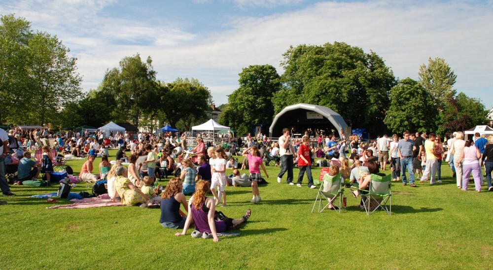 Sommerarrangement med salg på festival- og stevneområde.