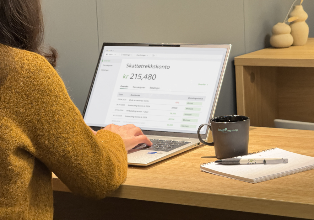 Oversikt over skattetrekkskonto og saldo vist på laptop i arbeidssituasjon