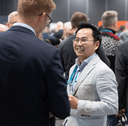 To personer som snakker sammen på Knif Konferansen 2025